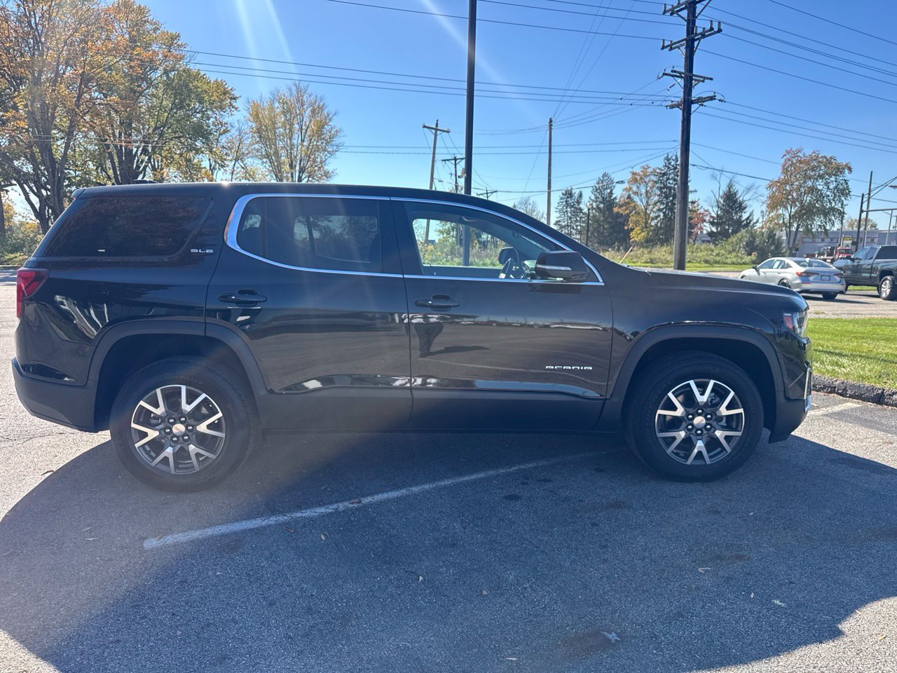 Used 2023 GMC Acadia SLE AWD/4WD image 4
