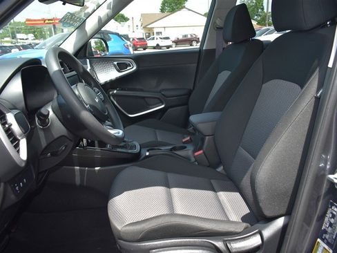 Used 2025 Kia Soul LX w/ LX Technology Package FWD image 11