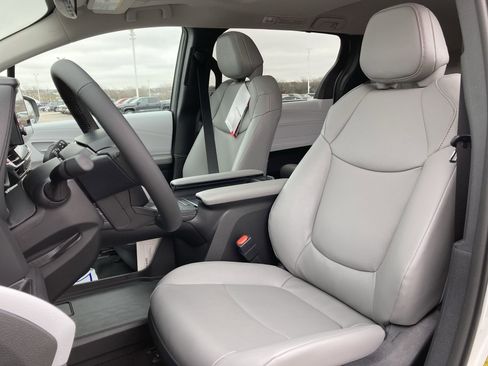 Certified 2026 Toyota Sienna XLE image 13