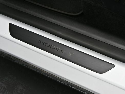 Used 2024 Tesla Model Y Long Range image 12