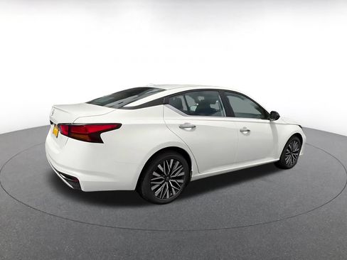 Used 2025 Nissan Altima 2.5 SV FWD image 11