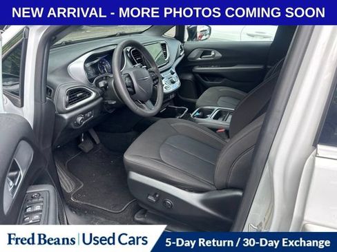 Used 2024 Chrysler Pacifica Touring FWD image 13
