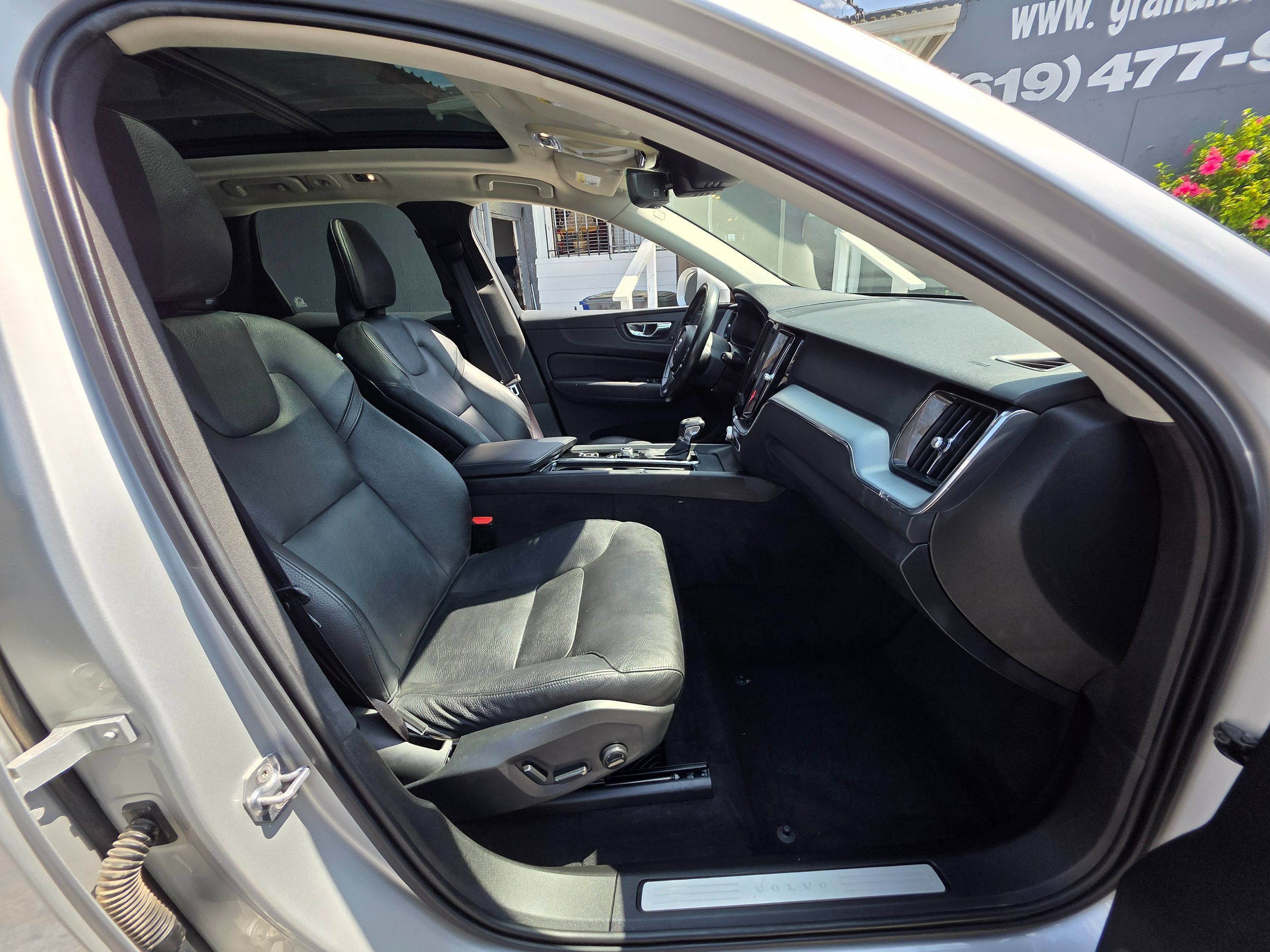 Used 2019 Volvo XC60 T6 Momentum w/ Multimedia Package AWD/4WD image 16