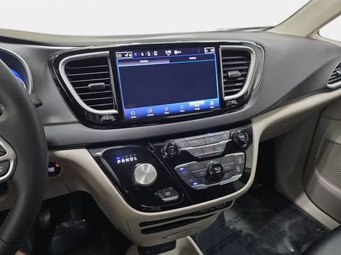 Used 2024 Chrysler Pacifica Touring-L FWD image 20