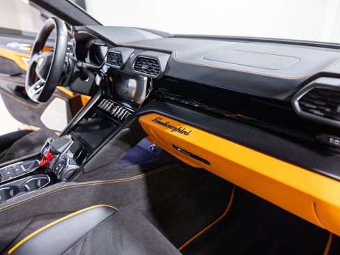 Used 2024 Lamborghini Urus S AWD/4WD image 34