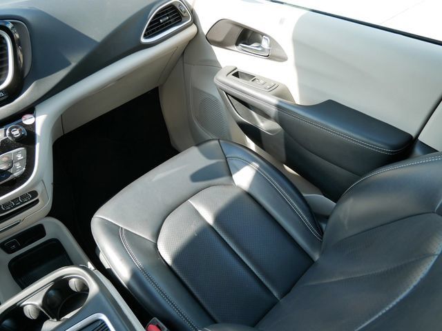 Used 2023 Chrysler Pacifica Touring-L FWD image 10