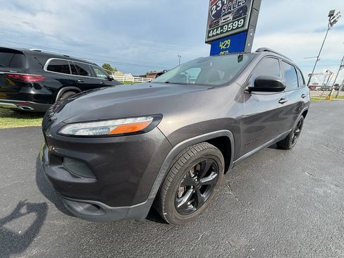Used 2018 Jeep Cherokee Latitude w/ Altitude Package FWD image 8