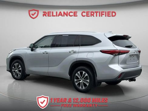 Used 2021 Toyota Highlander XLE AWD/4WD image 4