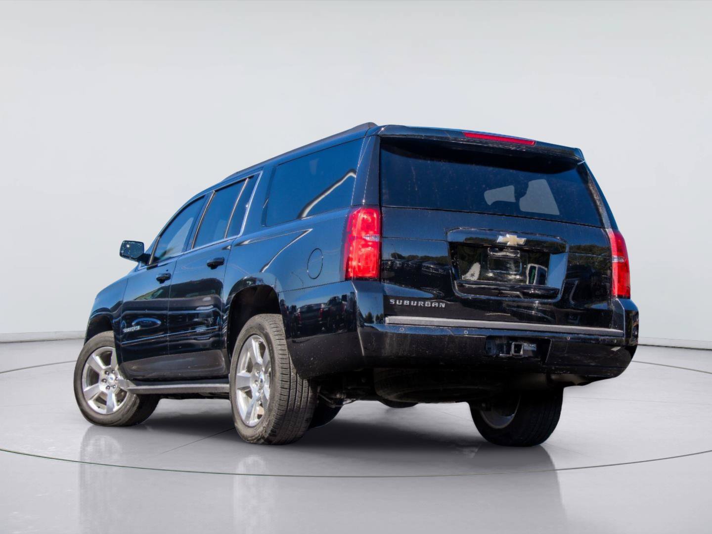 Used 2018 Chevrolet Suburban LS w/ All-Season Package AWD/4WD image 4