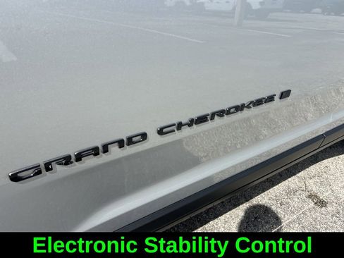 Certified 2025 Jeep Grand Cherokee Limited w/ Black Appearance Package image 20