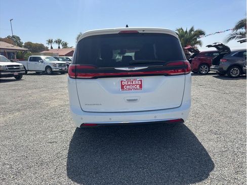 Used 2023 Chrysler Pacifica Touring-L FWD image 6