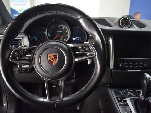Used 2017 Porsche Macan Turbo image 9
