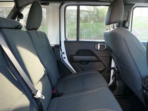 Used 2025 Jeep Wrangler Unlimited Sahara image 25