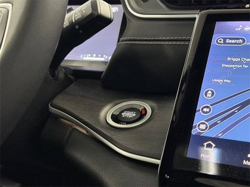 Used 2023 Jeep Grand Cherokee Limited w/ Black Appearance Package image 28