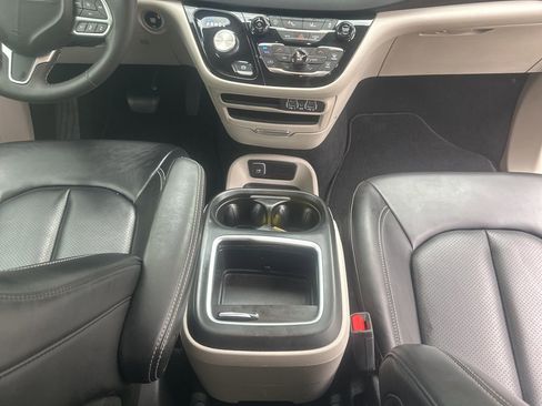 Used 2023 Chrysler Pacifica Touring-L image 17