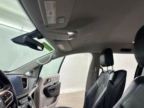 Used 2017 Chrysler Pacifica Touring-L Plus FWD image 32