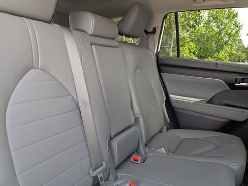 Certified 2025 Toyota Highlander XLE FWD image 30
