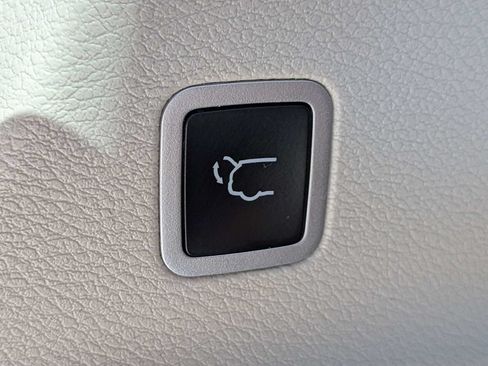 Used 2024 Chrysler Pacifica Touring-L FWD image 14
