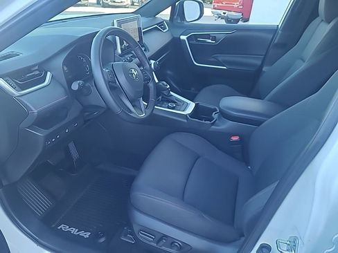 Used 2023 Toyota RAV4 SE image 9