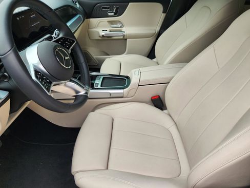 Used 2025 Mercedes-Benz GLB 250 image 13