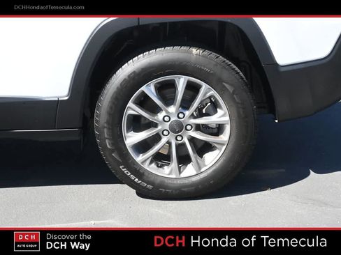 Used 2019 Jeep Cherokee Latitude Plus w/ Comfort/Convenience Group AWD/4WD image 23