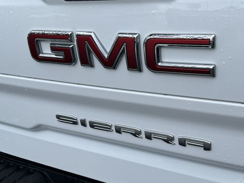 Used 2023 GMC Sierra 1500 AT4 w/ AT4 Preferred Package AWD/4WD image 8