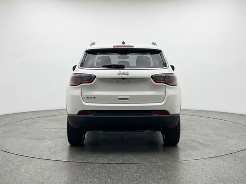 Used 2025 Jeep Compass Latitude AWD/4WD image 7