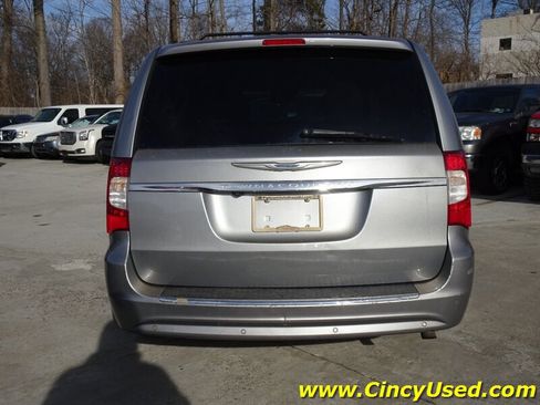 Used 2014 Chrysler Town & Country Touring-L w/ Driver Convenience Group FWD image 7