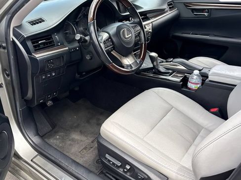 Used 2018 Lexus ES 300h w/ Luxury Package FWD image 7