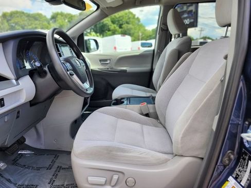 Used 2020 Toyota Sienna LE w/ LE Preferred Package FWD image 19