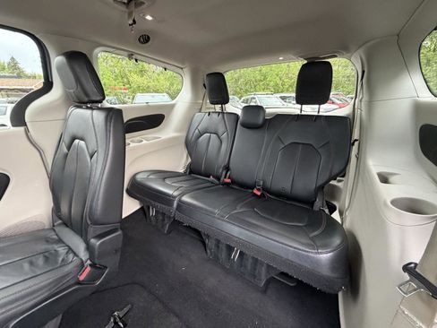 Used 2018 Chrysler Pacifica Touring-L FWD image 29