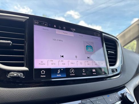 Used 2023 Chrysler Pacifica Touring-L FWD image 18