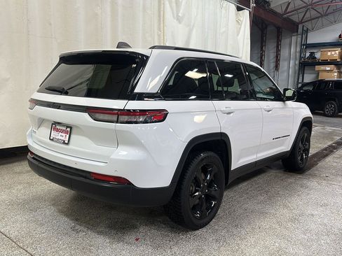 Used 2023 Jeep Grand Cherokee Altitude image 6