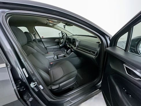 Used 2025 Kia Sportage LX image 29