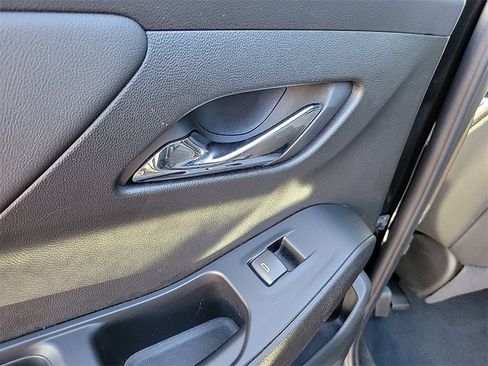 Used 2023 Chevrolet Traverse LT image 15