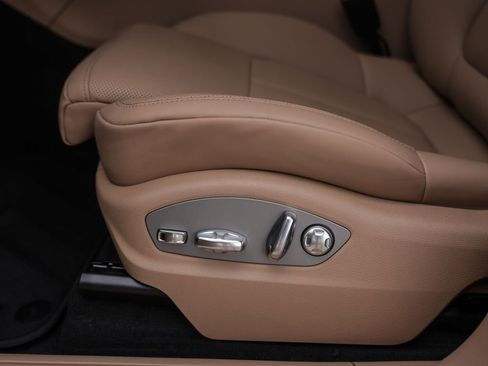 Certified 2025 Porsche Macan AWD/4WD image 16