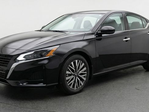 Used 2025 Nissan Altima 2.5 SV image 3