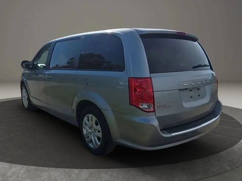Used 2018 Dodge Grand Caravan SE w/ UConnect Hands-Free Group FWD image 4
