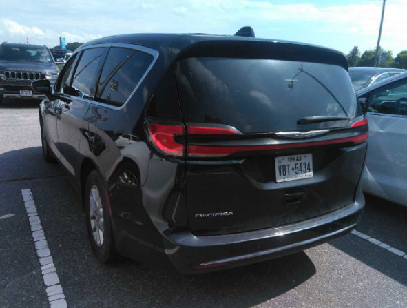Used 2024 Chrysler Pacifica Touring-L FWD image 2