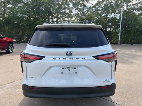 Used 2022 Toyota Sienna XLE FWD image 4