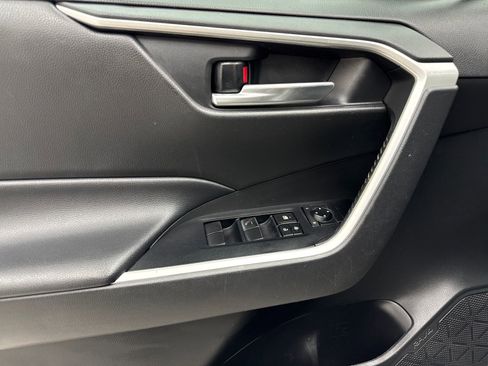 Used 2021 Toyota RAV4 XLE AWD/4WD image 33
