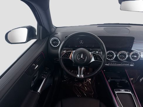 Used 2024 Mercedes-Benz EQB 300 4MATIC image 17