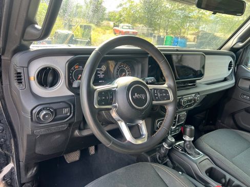 Used 2024 Jeep Wrangler Sahara image 18