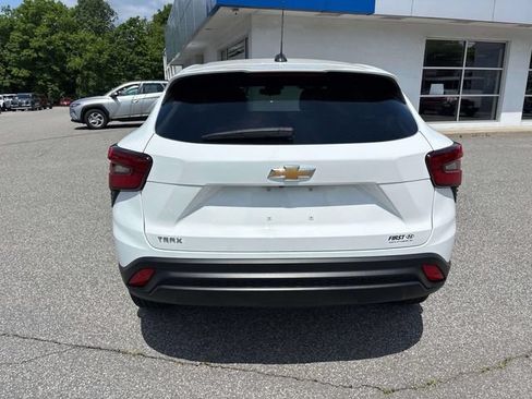 Used 2024 Chevrolet Trax LS w/ LS Convenience Package FWD image 4