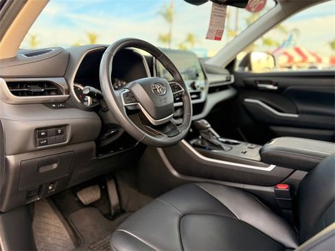 Used 2024 Toyota Highlander XLE image 10