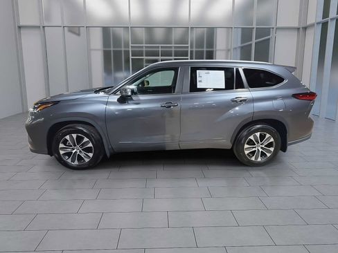 Used 2023 Toyota Highlander XLE AWD/4WD image 5
