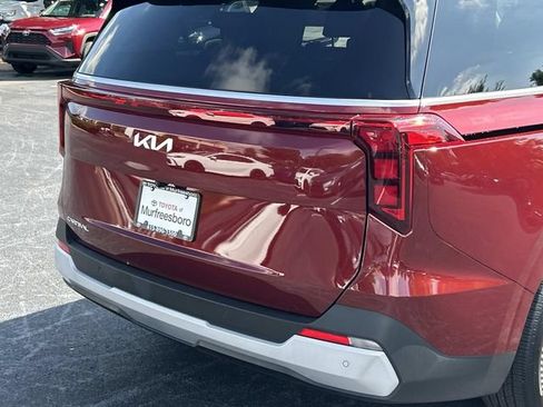 Used 2025 Kia Carnival FWD image 11