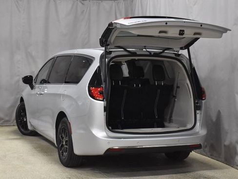 Certified 2024 Chrysler Pacifica Touring-L image 37