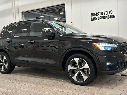 Certified 2025 Volvo XC40 B5 Plus image 3