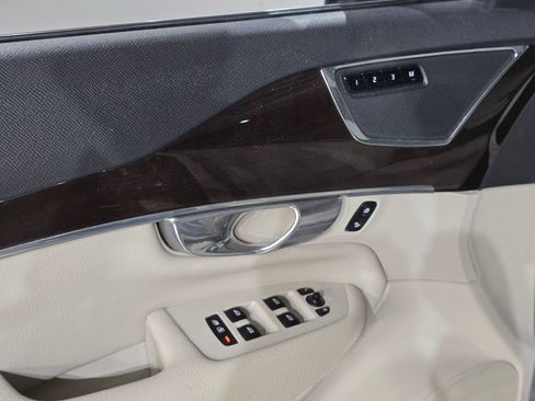 Used 2017 Volvo XC90 T6 Momentum w/ Vision Package image 17